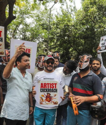 Il ‘partito delle blatte’ scende in piazza in India e sfida Modi
