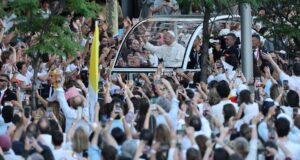 Il Papa ai giovani: davanti al vuoto dell’indifferenza siate umani