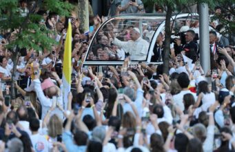 Il Papa ai giovani: davanti al vuoto dell’indifferenza siate umani