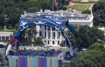 Match di lotta alla Casa Bianca per gli 80 anni di Trump, scatta la denuncia