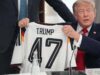 G7, Merz regala a Trump la maglia della Germania