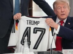 G7, Merz regala a Trump la maglia della Germania