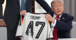 G7, Merz regala a Trump la maglia della Germania
