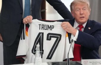 G7, Merz regala a Trump la maglia della Germania