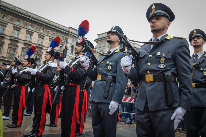 2 giugno: cerimonia dell'alzabandiera in piazza Duomo a Milano