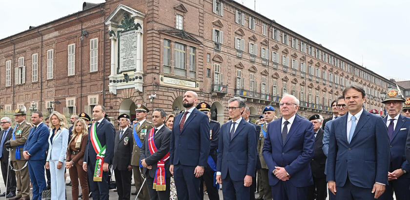 2 giugno: cerimonia dell'alzabandiera in piazza Castello a Torino