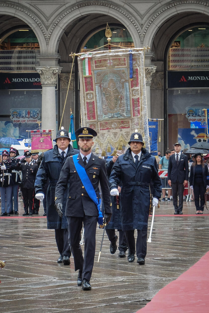2 giugno: cerimonia dell'alzabandiera in piazza Duomo a Milano