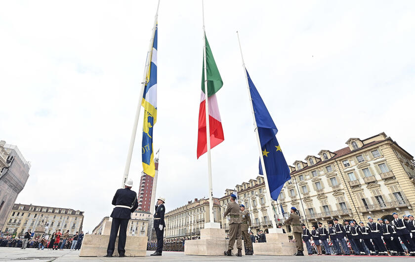 2 giugno: cerimonia dell'alzabandiera in piazza Castello a Torino