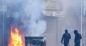 Accoltellamento shock a Belfast, disordini e case bruciate