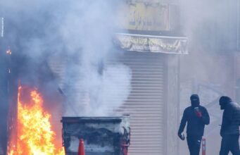Accoltellamento shock a Belfast, disordini e case bruciate