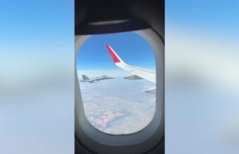 Il Papa scortato da un caccia dell’aeronautica spagnola nel viaggio da Madrid a Barcellona