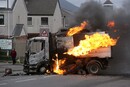 Accoltellamento shock a Belfast, disordini e case bruciate