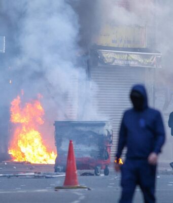 Firey Tuesday. Chi soffia sul fuoco della rabbia a Belfast
