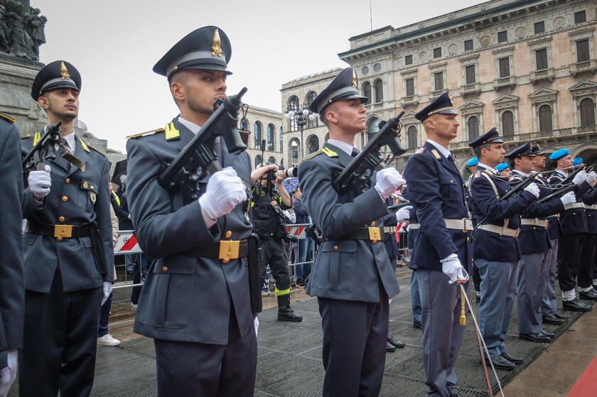 2 giugno: cerimonia dell'alzabandiera in piazza Duomo a Milano
