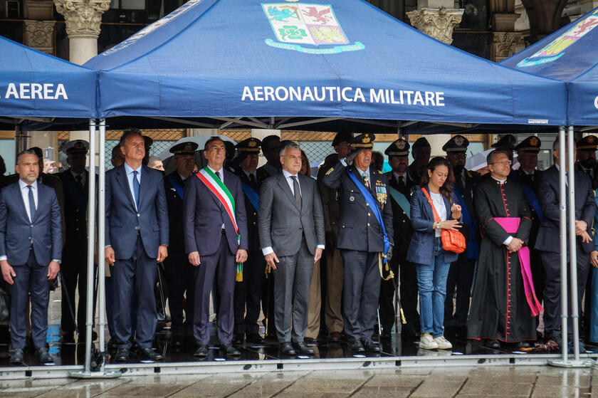 2 giugno: cerimonia dell'alzabandiera in piazza Duomo a Milano