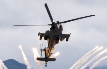 Abbattuto un Apache Usa. Ripresi gli attacchi. Trump: ‘Voglio una risposta molto potente contro l’Iran’