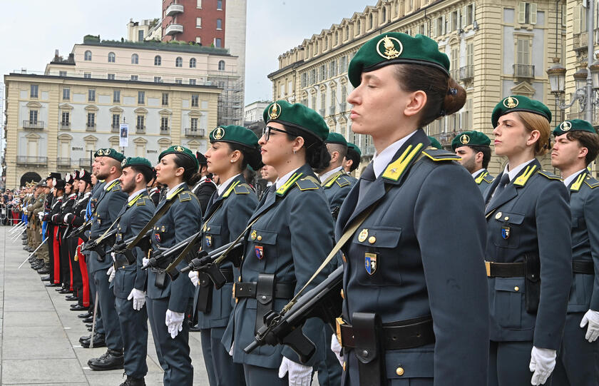 2 giugno: cerimonia dell'alzabandiera in piazza Castello a Torino