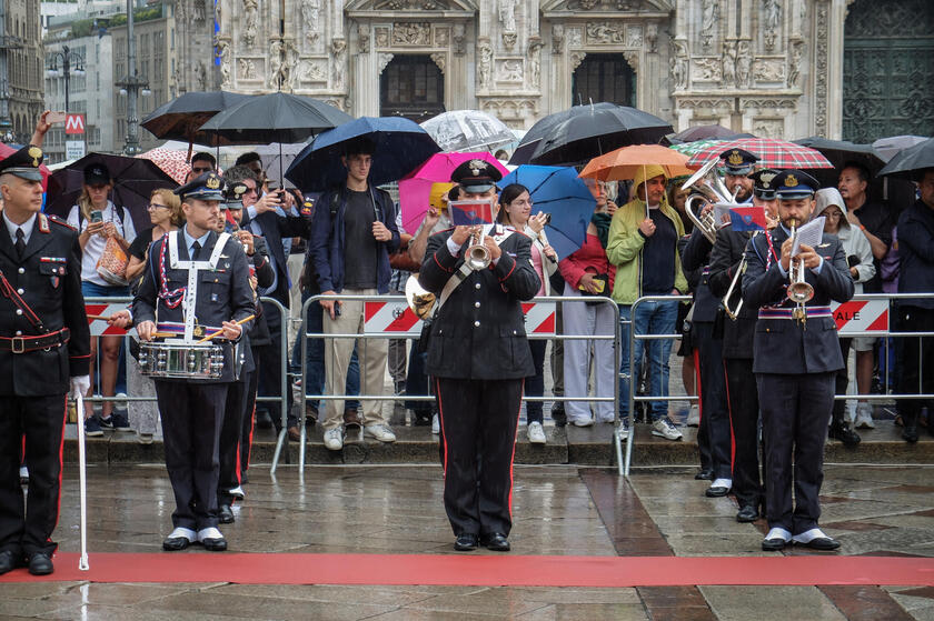 2 giugno: cerimonia dell'alzabandiera in piazza Duomo a Milano
