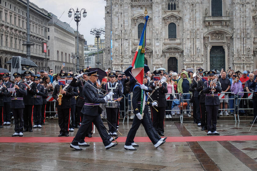 2 giugno: cerimonia dell'alzabandiera in piazza Duomo a Milano