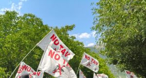 Tensioni alla marcia No Tav, centinaia di incappucciati assaltano il cantiere di Chiomonte