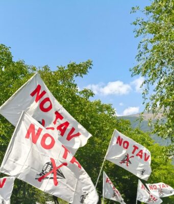 Tensioni alla marcia No Tav, centinaia di incappucciati assaltano il cantiere di Chiomonte
