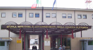 Precipita dal palazzo della scuola della Guardia di Finanza a L’Aquila, gravissima una 22enne