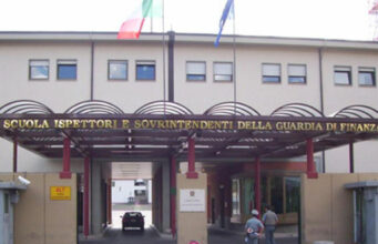 Precipita dal palazzo della scuola della Guardia di Finanza a L’Aquila, gravissima una 22enne