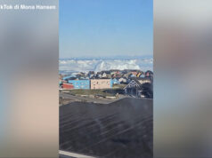 Un iceberg si ribalta in Groenlandia, le onde giganti vicino a un centro abitato