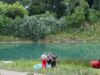 Si tuffa per salvare i tre figli, muore annegato nel fiume. Un bimbo gravissimo