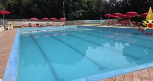 Otto intossicati per una fuga di cloro in piscina, bimbo in codice rosso