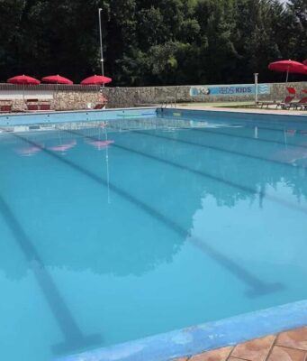 Otto intossicati per una fuga di cloro in piscina, bimbo in codice rosso