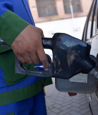 La benzina sale ancora, in autostrada oltre i 2 euro