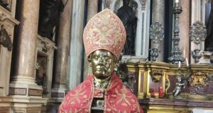 Entra nel duomo di Napoli e prende la mitria di San Gennaro, arrestato
