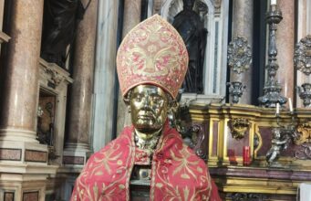 Entra nel duomo di Napoli e prende la mitria di San Gennaro, arrestato