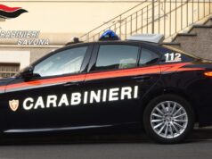 Scopre ‘flirt’ della madre della fidanzata e le estorce denaro, arrestato 18enne