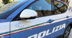 Un uomo ucciso con una coltellata in casa nelle Marche, indaga la polizia