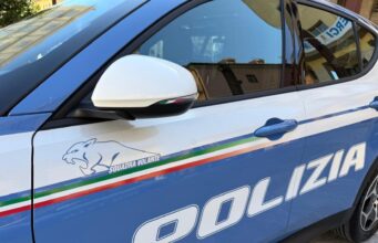 Un uomo ucciso con una coltellata in casa nelle Marche, indaga la polizia