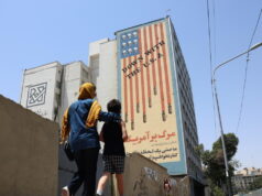Nuovi attacchi Usa contro l’Iran. Teheran risponde: ‘Colpite basi militari in Giordania, Bahrein e Kuwait’