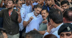Rahul Gandhi fermato dalla polizia dopo le proteste