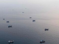 L’Iran colpisce le navi a Hormuz, gli Usa rispondono con nuovi attacchi sul Paese