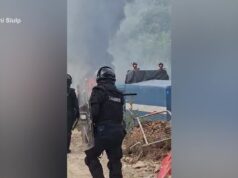 Assalto a Chiomonte, le camionette dei carabinieri in fiamme