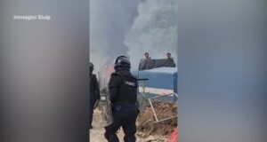 Assalto a Chiomonte, le camionette dei carabinieri in fiamme