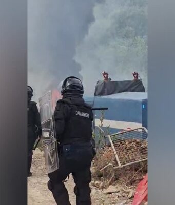 Assalto a Chiomonte, le camionette dei carabinieri in fiamme