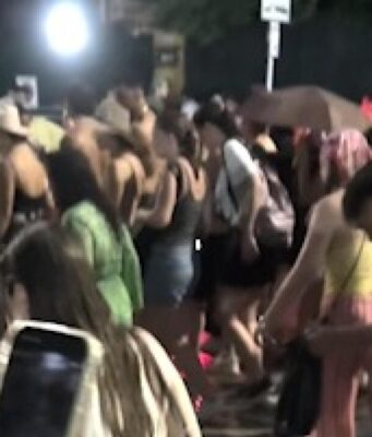 Violenta grandinata su Milano, interrotto il concerto di Bad Bunny