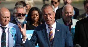 Farage annuncia a sorpresa le sue dimissioni da deputato in Gb