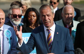 Farage annuncia a sorpresa le sue dimissioni da deputato in Gb