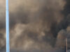 Operazioni complesse per spegnere vasto incendio a Milano, nessun ferito