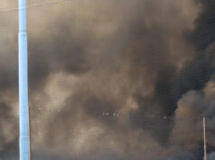 Operazioni complesse per spegnere vasto incendio a Milano, nessun ferito