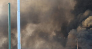 Operazioni complesse per spegnere vasto incendio a Milano, nessun ferito