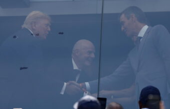 Mondiali: stretta di mano fra Donald Trump e Pedro Sanchez